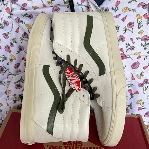 Vans Women’s Sk8-Hi
Vintage Pop Marshmallow/True White 
VN0A4BVTR2S
Sneakers - Picture 12 of 16